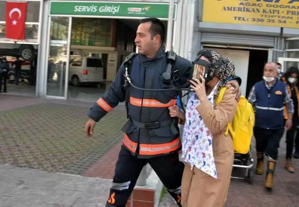 Mersin'de 5 katlı apartmanda korkutan yangın: 8 kişi kurtarıldı (2) Mersin'de 5 katlı apartmanda korkutan yangın: 8 kişi kurtarıldı (2)