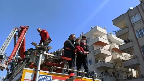 Mersin'de 5 katlı apartmanda korkutan yangın: 8 kişi kurtarıldı (2) Mersin'de 5 katlı apartmanda korkutan yangın: 8 kişi kurtarıldı (2)