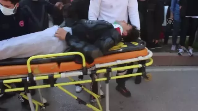 Motosiklet yayaya çarptı: Biri bebek 4 yaralı Motosiklet yayaya çarptı: Biri bebek 4 yaralı