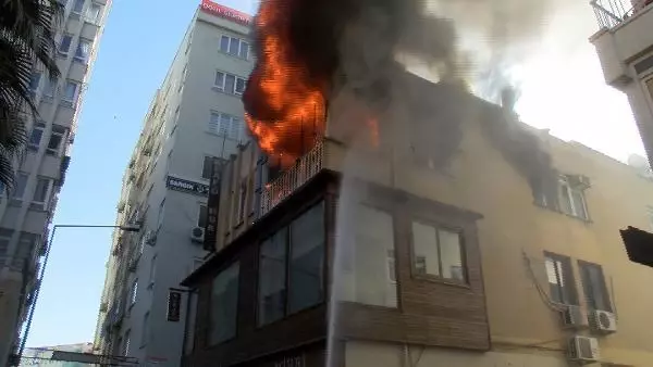 Öğretmenin dairesi, alev alev yandı Öğretmenin dairesi, alev alev yandı