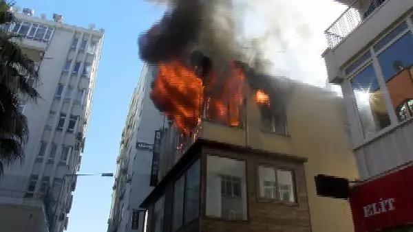 Öğretmenin dairesi, alev alev yandı Öğretmenin dairesi, alev alev yandı