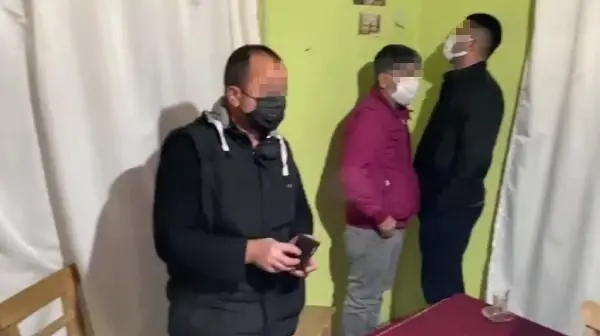 Osmaniye'de kumar oynayan 17 kişiye 128 bin lira ceza kesildi Osmaniye'de kumar oynayan 17 kişiye 128 bin lira ceza kesildi
