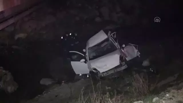 Otomobil dereye devrildi: 3 yaralı Otomobil dereye devrildi: 3 yaralı
