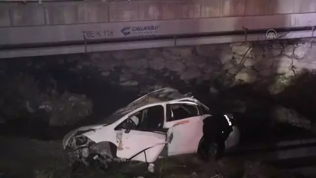 Otomobil dereye devrildi: 3 yaralı Otomobil dereye devrildi: 3 yaralı