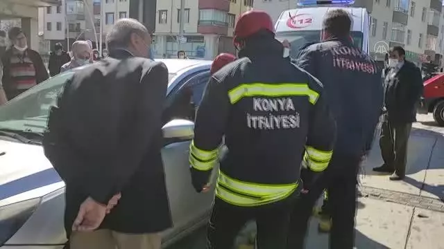 Otomobilde mahsur kalan kardeşleri itfaiye ekipleri kurtardı Otomobilde mahsur kalan kardeşleri itfaiye ekipleri kurtardı