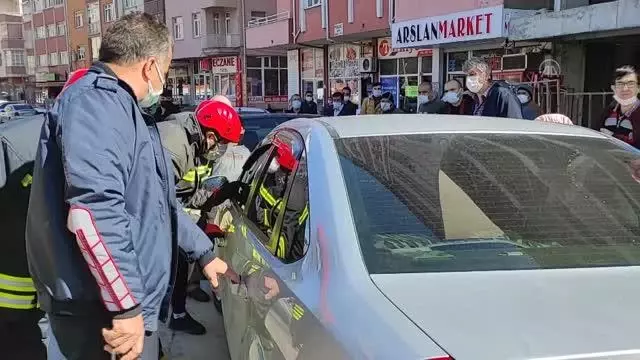 Otomobilde mahsur kalan kardeşleri itfaiye ekipleri kurtardı Otomobilde mahsur kalan kardeşleri itfaiye ekipleri kurtardı