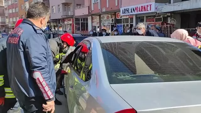 Otomobilde mahsur kalan kardeşleri itfaiye ekipleri kurtardı Otomobilde mahsur kalan kardeşleri itfaiye ekipleri kurtardı