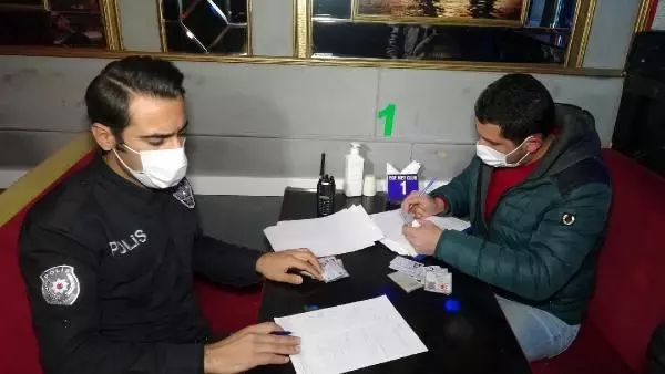 Son dakika haber: Polis baskınında gece kulübünde yakalanan kişiden tepki: Adam mı öldürdük? Son dakika haber: Polis baskınında gece kulübünde yakalanan kişiden tepki: Adam mı öldürdük?
