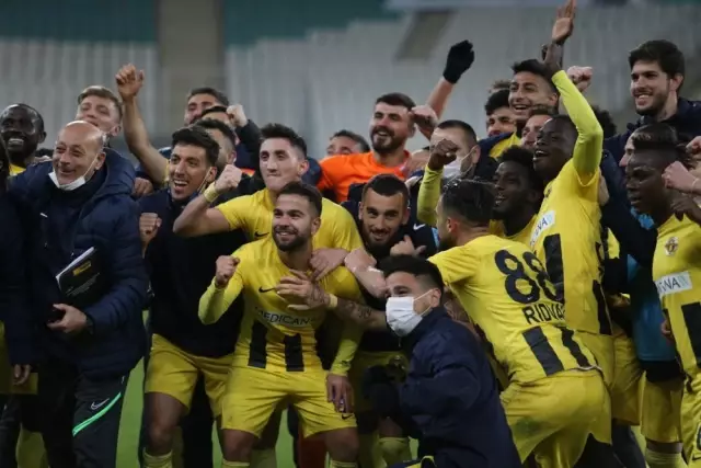 Polislerden Menemenspor kulüp binasına operasyon! Bazı belgelere el konulup soruşturma başlatıldı Polislerden Menemenspor kulüp binasına operasyon! Bazı belgelere el konulup soruşturma başlatıldı