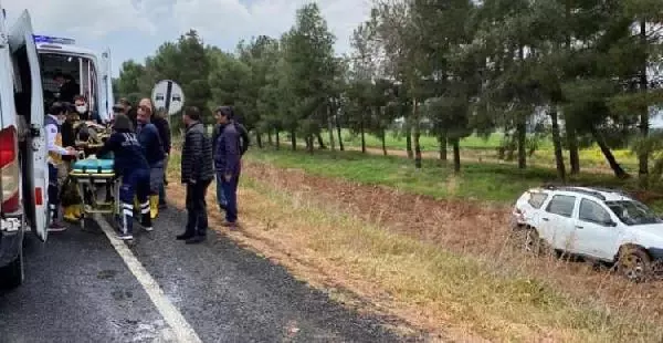 Şanlıurfa'da, HDP'li kadın yöneticilerin otomobili devrildi: 4 yaralı Şanlıurfa'da, HDP'li kadın yöneticilerin otomobili devrildi: 4 yaralı