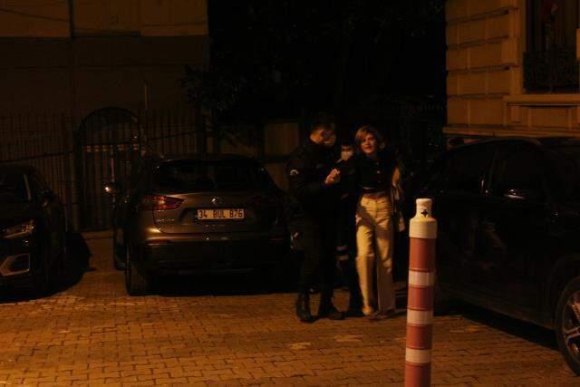 Sevgilisini bıçaklayan kadın, ambulansa götürüldüğü sırada da tekme savurdu Sevgilisini bıçaklayan kadın, ambulansa götürüldüğü sırada da tekme savurdu