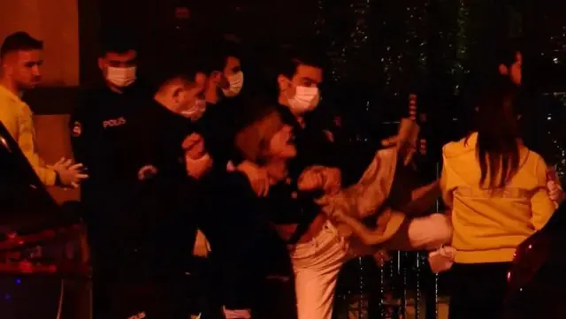 Sevgilisini bıçaklayan öfkeli kadın, hızını alamayınca bir de tekme savurdu Sevgilisini bıçaklayan öfkeli kadın, hızını alamayınca bir de tekme savurdu