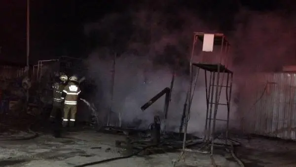 TIR bakım istasyonunda çıkan yangın paniğe neden oldu TIR bakım istasyonunda çıkan yangın paniğe neden oldu