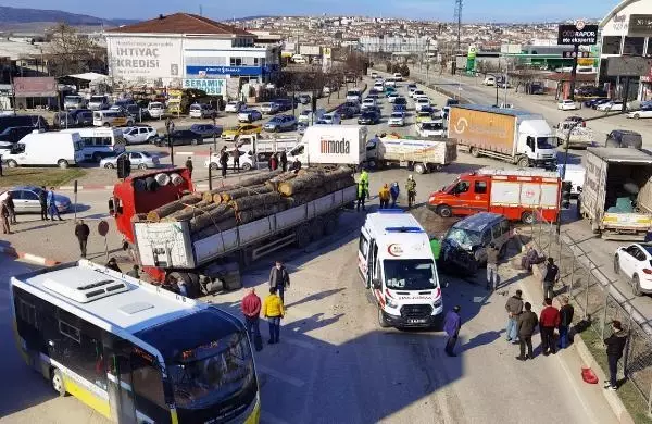 Tırla çarpışan hafif ticari araçtaki 2 kişi yaralandı Tırla çarpışan hafif ticari araçtaki 2 kişi yaralandı