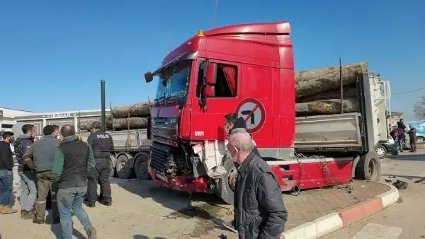 Tırla çarpışan hafif ticari araçtaki 2 kişi yaralandı Tırla çarpışan hafif ticari araçtaki 2 kişi yaralandı