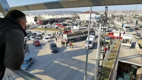 Tırla çarpışan hafif ticari araçtaki 2 kişi yaralandı Tırla çarpışan hafif ticari araçtaki 2 kişi yaralandı