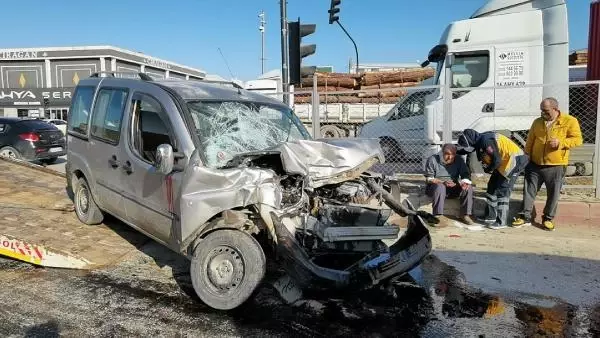 Tırla çarpışan hafif ticari araçtaki 2 kişi yaralandı Tırla çarpışan hafif ticari araçtaki 2 kişi yaralandı