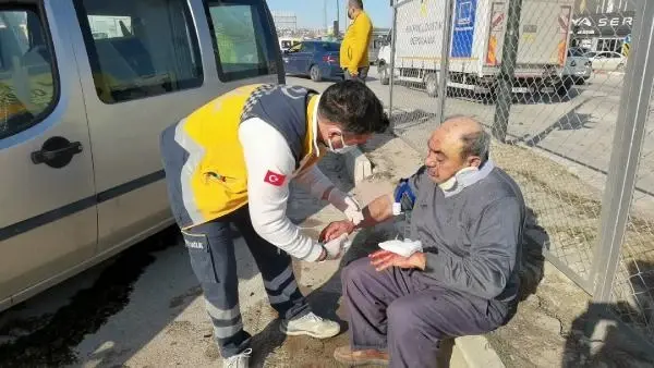 Tırla çarpışan hafif ticari araçtaki 2 kişi yaralandı Tırla çarpışan hafif ticari araçtaki 2 kişi yaralandı