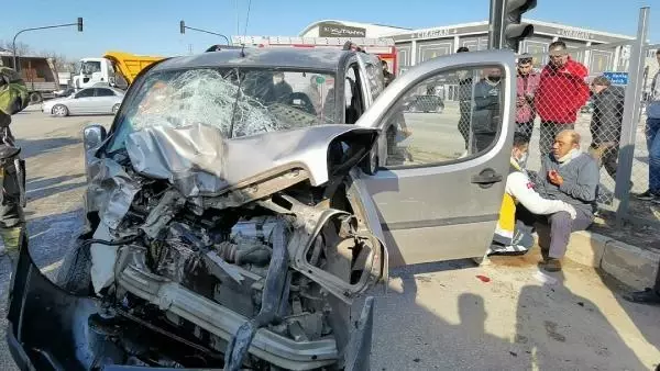 Tırla çarpışan hafif ticari araçtaki 2 kişi yaralandı Tırla çarpışan hafif ticari araçtaki 2 kişi yaralandı