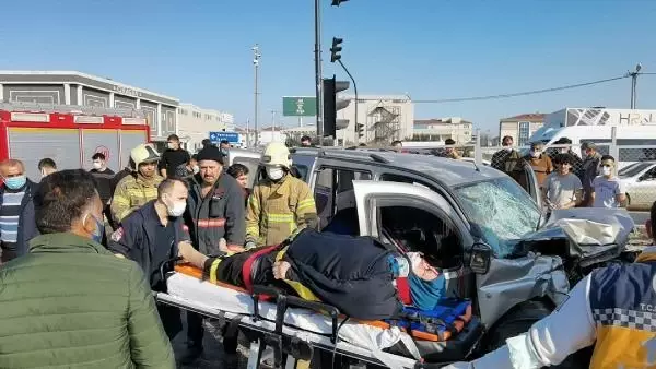 Tırla çarpışan hafif ticari araçtaki 2 kişi yaralandı Tırla çarpışan hafif ticari araçtaki 2 kişi yaralandı