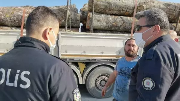 Tırla çarpışan hafif ticari araçtaki 2 kişi yaralandı Tırla çarpışan hafif ticari araçtaki 2 kişi yaralandı