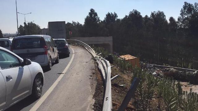 tir virajda yan yola uctu 2 13968699 o