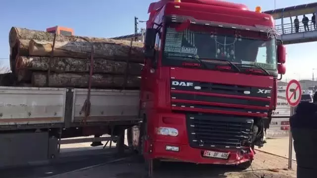 Tırla çarpışan hafif ticari araçtaki 2 kişi yaralandı Tırla çarpışan hafif ticari araçtaki 2 kişi yaralandı
