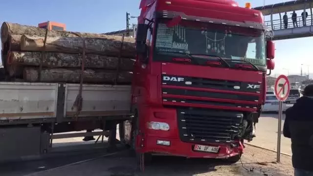 Tırla çarpışan hafif ticari araçtaki 2 kişi yaralandı Tırla çarpışan hafif ticari araçtaki 2 kişi yaralandı