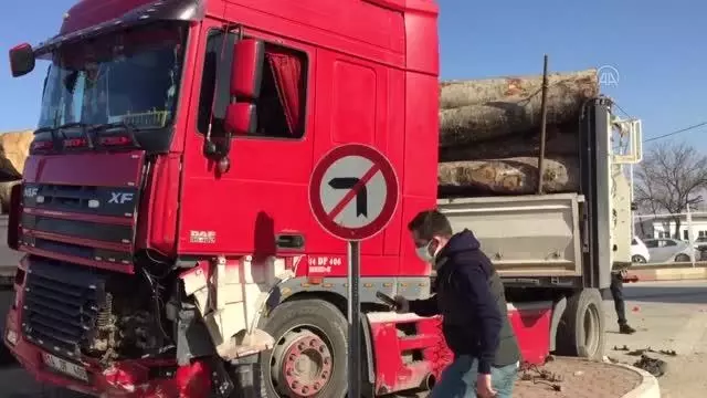 Tırla çarpışan hafif ticari araçtaki 2 kişi yaralandı Tırla çarpışan hafif ticari araçtaki 2 kişi yaralandı