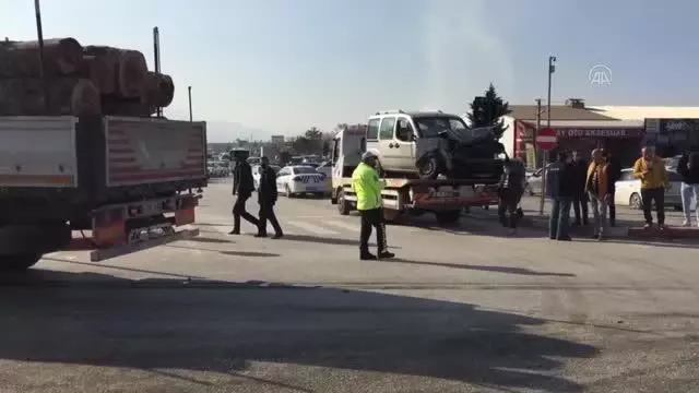 Tırla çarpışan hafif ticari araçtaki 2 kişi yaralandı Tırla çarpışan hafif ticari araçtaki 2 kişi yaralandı
