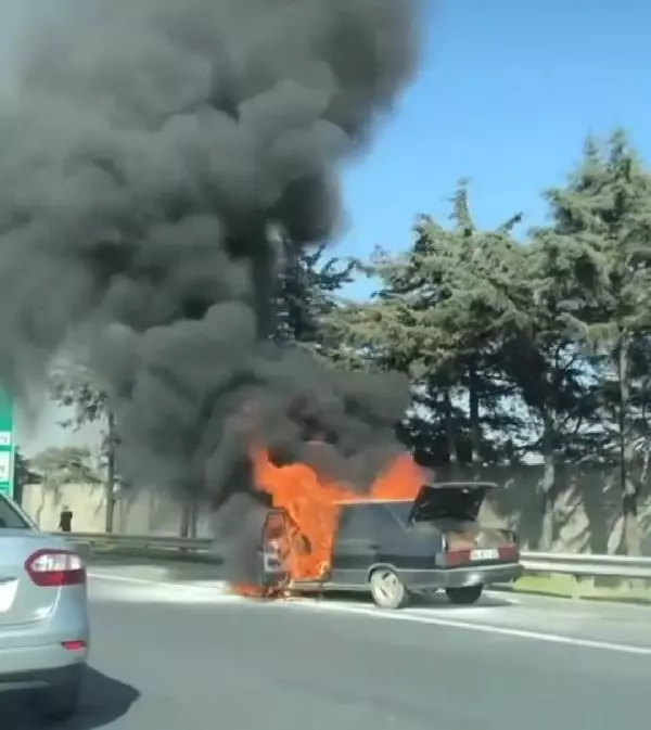 Son dakika haber... Ataşehir TEM'de otomobil yangını; Otoyol çift yönlü trafiğe kapatıldı Son dakika haber... Ataşehir TEM'de otomobil yangını; Otoyol çift yönlü trafiğe kapatıldı