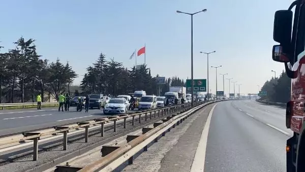 Son dakika haber... Ataşehir TEM'de otomobil yangını; Otoyol çift yönlü trafiğe kapatıldı Son dakika haber... Ataşehir TEM'de otomobil yangını; Otoyol çift yönlü trafiğe kapatıldı