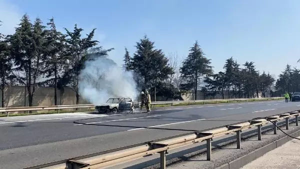 Son dakika haber... Ataşehir TEM'de otomobil yangını; Otoyol çift yönlü trafiğe kapatıldı Son dakika haber... Ataşehir TEM'de otomobil yangını; Otoyol çift yönlü trafiğe kapatıldı