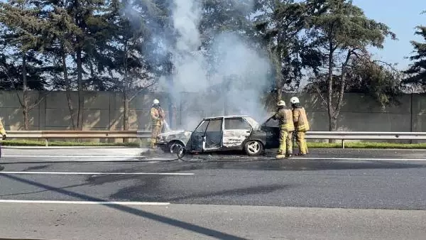 Son dakika haber... Ataşehir TEM'de otomobil yangını; Otoyol çift yönlü trafiğe kapatıldı Son dakika haber... Ataşehir TEM'de otomobil yangını; Otoyol çift yönlü trafiğe kapatıldı