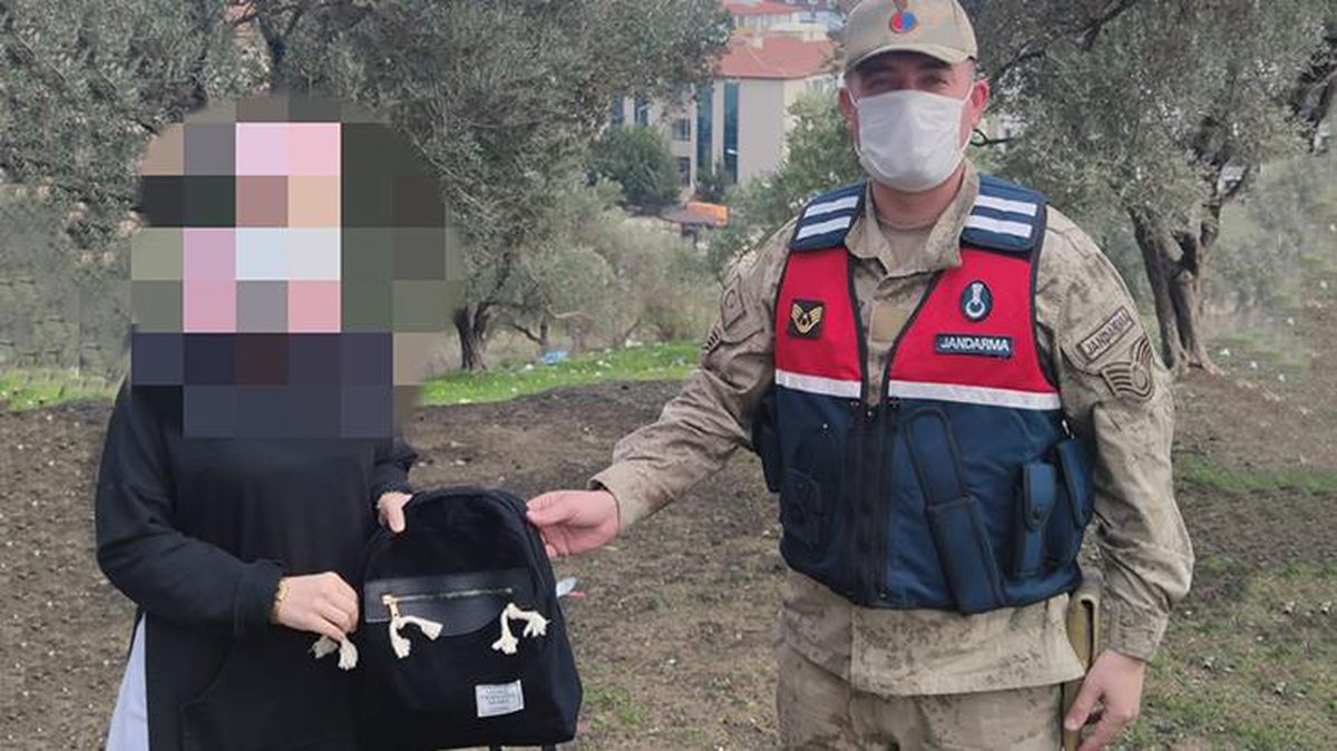 Yeni evli çift, içi altın dolu çantayı gölet kenarındaki kamelyada unuttu