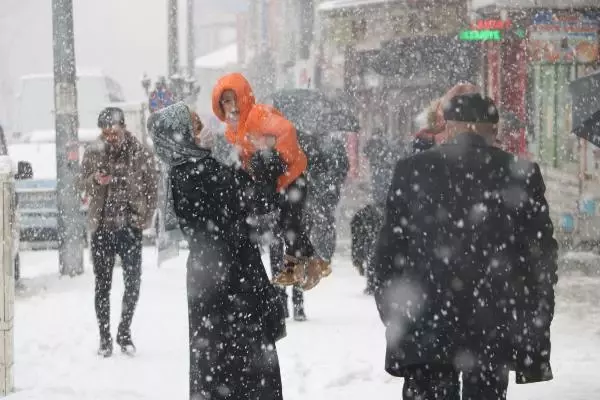 Yüksekova'da yoğun kar yağışı Yüksekova'da yoğun kar yağışı