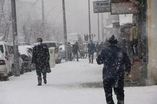 Yüksekova'da yoğun kar yağışı Yüksekova'da yoğun kar yağışı