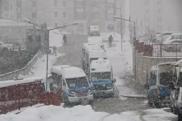 Yüksekova'da yoğun kar yağışı Yüksekova'da yoğun kar yağışı