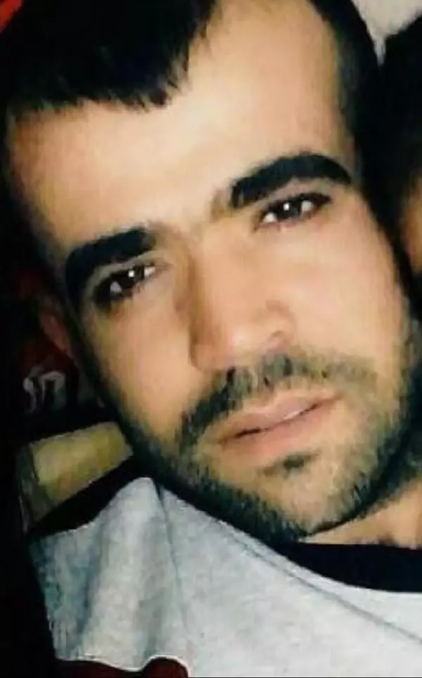 Zili çalan saldırganlar, kapıyı açan gence eşi ve çocuğunun gözleri önünde kurşun yağdırdı Zili çalan saldırganlar, kapıyı açan gence eşi ve çocuğunun gözleri önünde kurşun yağdırdı