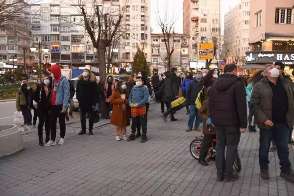 ESKİŞEHİR 15 metrelik ağaçta mahsur kalan kediyi itfaiye kurtardı ESKİŞEHİR 15 metrelik ağaçta mahsur kalan kediyi itfaiye kurtardı