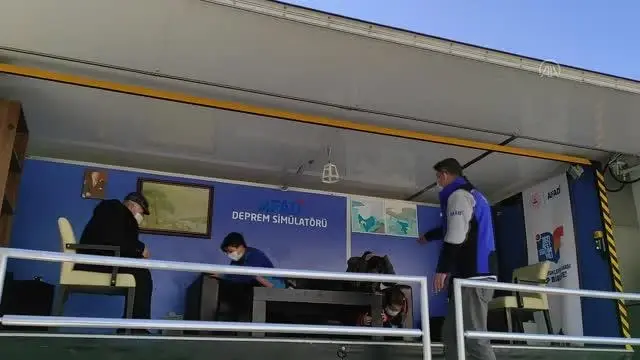 AFAD, Avcılar'da vatandaşlara deprem simülasyon tırında eğitim verdi AFAD, Avcılar'da vatandaşlara deprem simülasyon tırında eğitim verdi