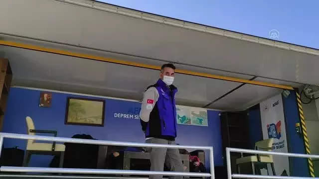 AFAD, Avcılar'da vatandaşlara deprem simülasyon tırında eğitim verdi AFAD, Avcılar'da vatandaşlara deprem simülasyon tırında eğitim verdi