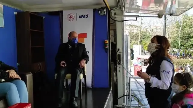 AFAD, Avcılar'da vatandaşlara deprem simülasyon tırında eğitim verdi AFAD, Avcılar'da vatandaşlara deprem simülasyon tırında eğitim verdi