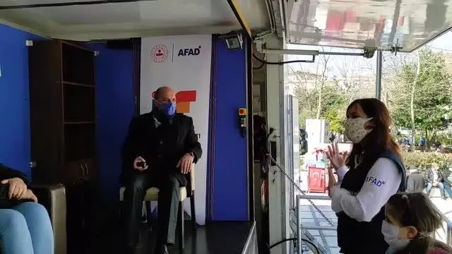 AFAD, Avcılar'da vatandaşlara deprem simülasyon tırında eğitim verdi AFAD, Avcılar'da vatandaşlara deprem simülasyon tırında eğitim verdi