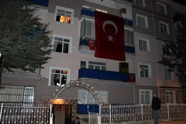 Tatvan'daki helikopter kazasında şehit düşen Albay Şentürk Aydınyer'in Ankara'daki ailesine acı haber ulaştı Tatvan'daki helikopter kazasında şehit düşen Albay Şentürk Aydınyer'in Ankara'daki ailesine acı haber ulaştı