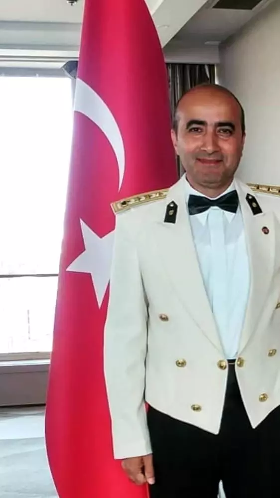 Tatvan'daki helikopter kazasında şehit düşen Albay Şentürk Aydınyer'in Ankara'daki ailesine acı haber ulaştı Tatvan'daki helikopter kazasında şehit düşen Albay Şentürk Aydınyer'in Ankara'daki ailesine acı haber ulaştı