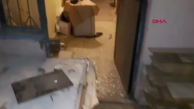 ANTALYA Evinin cam ve pencerelerini kırıp, çıktığı sokakta otomobil ve iş yerlerine zarar verdi ANTALYA Evinin cam ve pencerelerini kırıp, çıktığı sokakta otomobil ve iş yerlerine zarar verdi