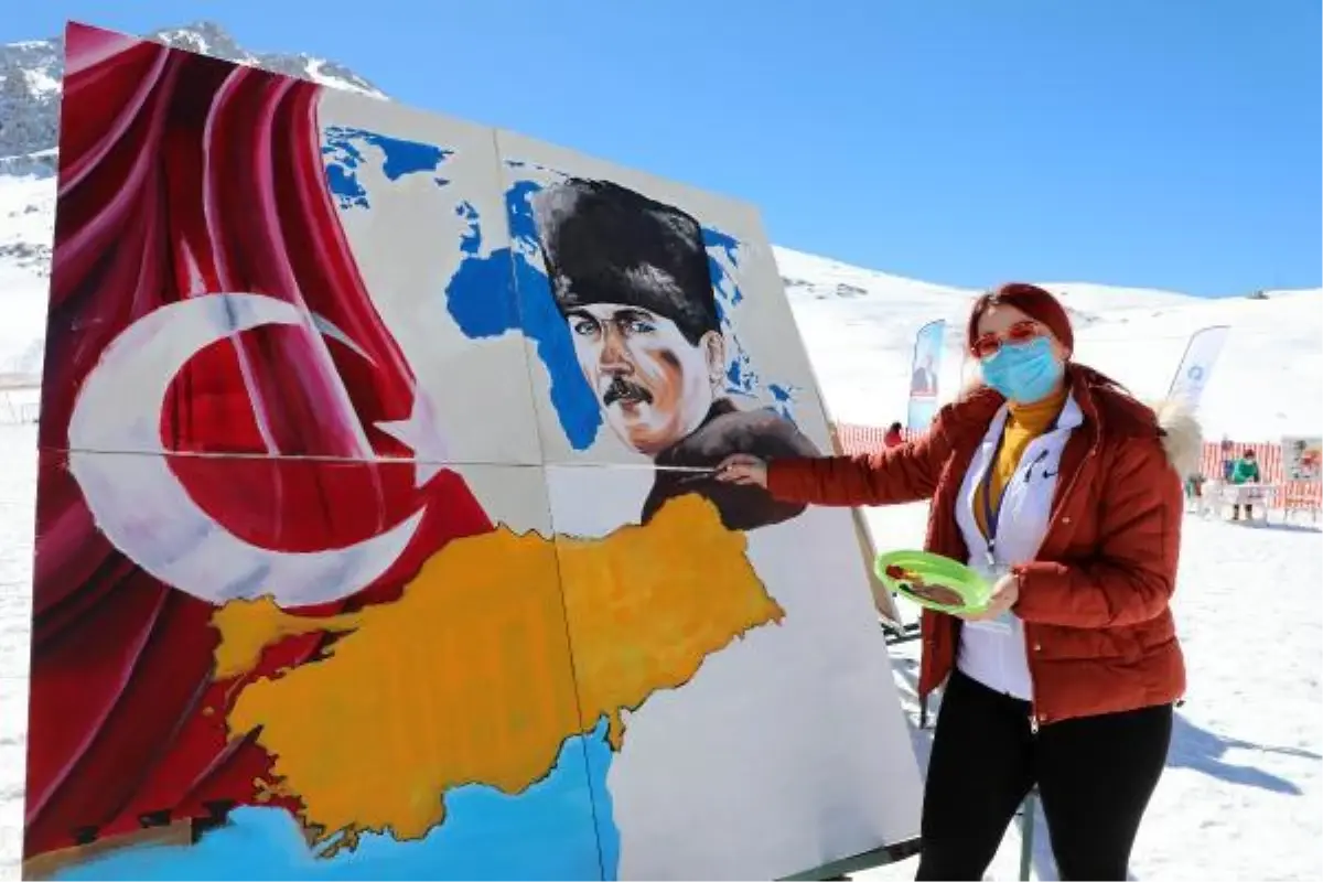 Antalya'nın zirvesi Saklıkent'te kar üzerinde resim yaptılar