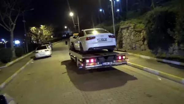 Avcılar'da cezaevinden yeni çıkan kişinin bulunduğu otomobile 8 el ateş açıldı Avcılar'da cezaevinden yeni çıkan kişinin bulunduğu otomobile 8 el ateş açıldı