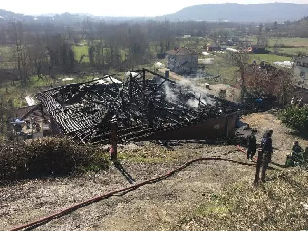 Bartın'da 2 katlı ev yandı Bartın'da 2 katlı ev yandı